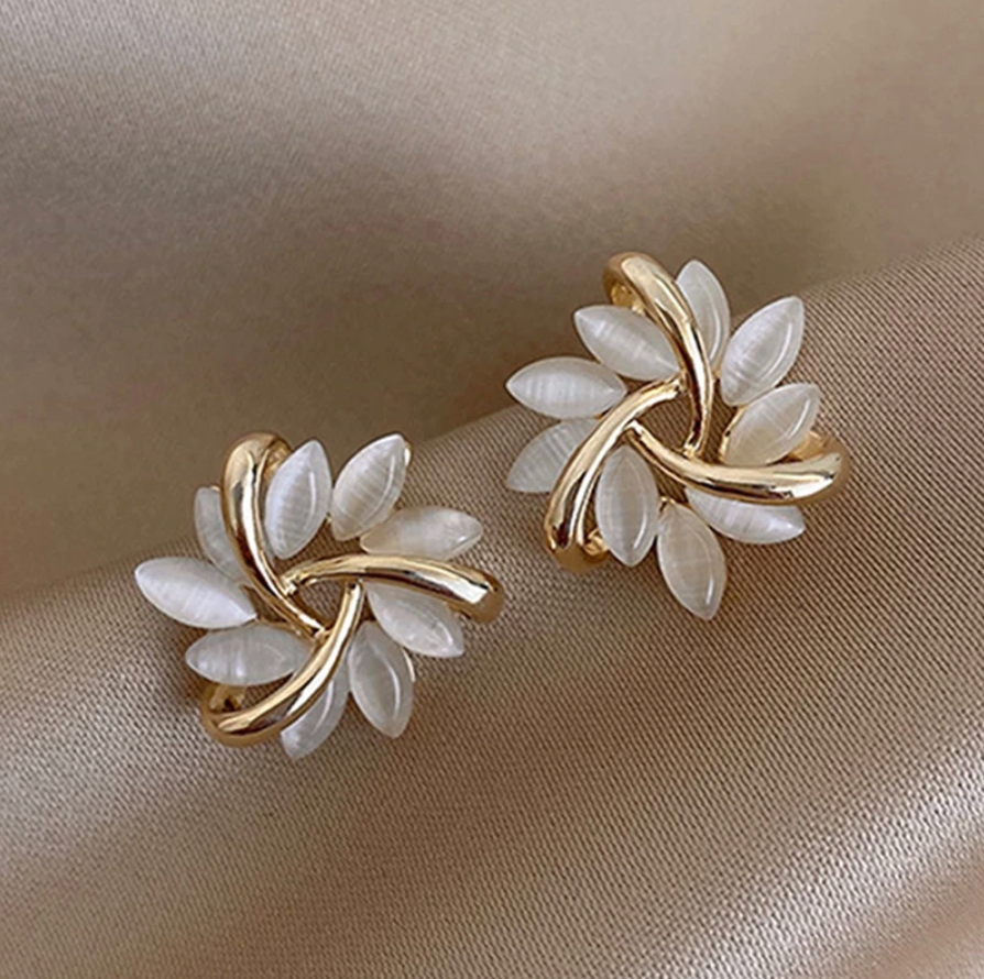 Eira | Ohrringe mit gekreuzten Blumen